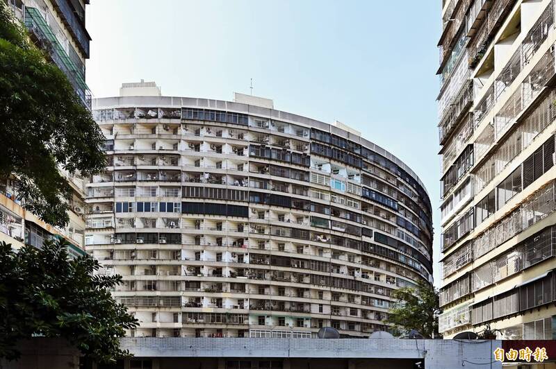 果貿社區因軍事考量，建築高度與彎曲角度能避免住戶直接俯瞰軍港 。（記者李惠洲攝）
