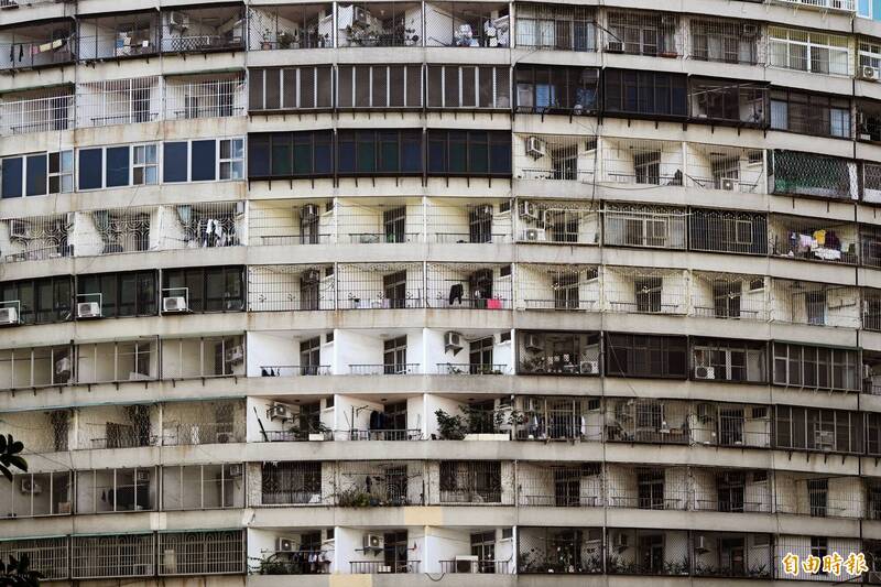 密集且層層堆疊的鐵窗，同一個樣式或同一個顏色的鐵窗代表是同一戶家庭。（記者李惠洲攝）