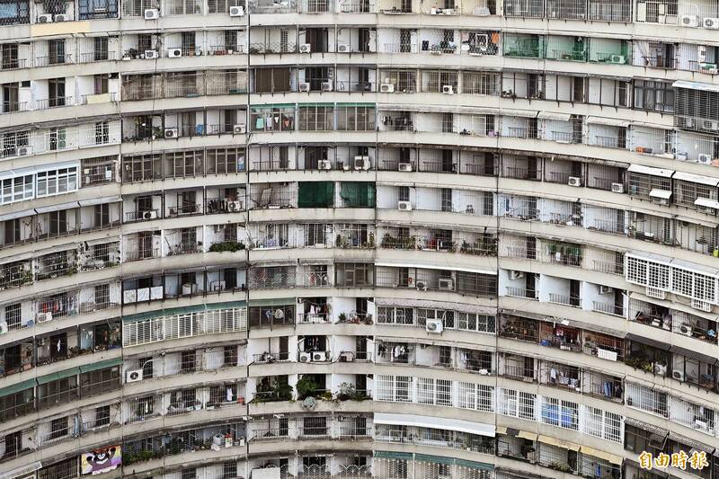果貿社區密集且層層堆疊的鐵窗，讓社區外觀看起來像香港的蜂巢式住宅，因此被稱為「高雄小香港」而爆紅。（記者李惠洲攝）