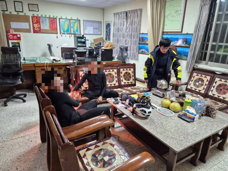2名高中生騎自行車挑戰合歡山武嶺，因準備不足被山區劇降的氣溫冷到，警方給予熱茶。（警方提供）