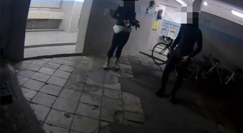 2名高中生騎自行車挑戰合歡山武嶺，因準備不足被山區劇降的氣溫冷到。（警方提供）