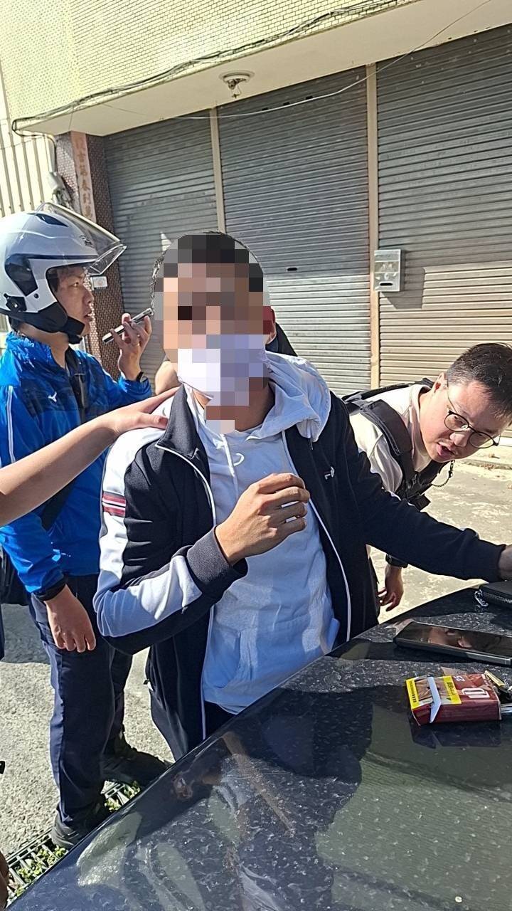 张嫌（中）于神冈遭警方逮捕。（警方提供）