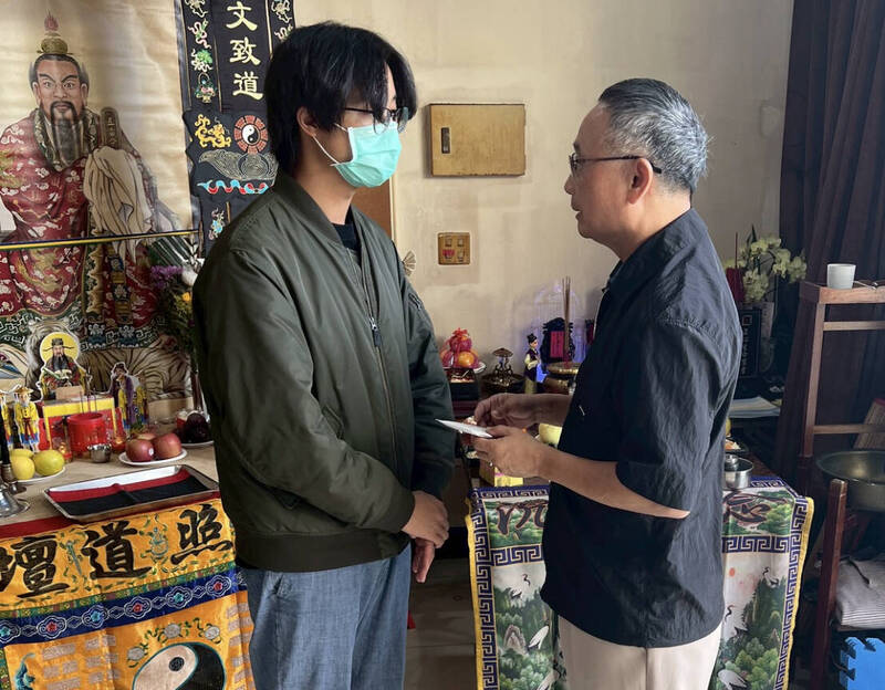 高雄巡佐因公死亡，台湾警政协会理事长、前警政署长陈家钦（右）慰问家属盼提升勤务安全。（民众提供）