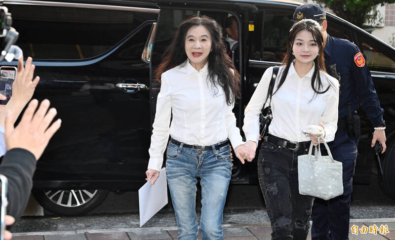 應曉薇痛哭答辯：士可殺不可辱 要求法官動用虎頭鍘開鍘檢察官