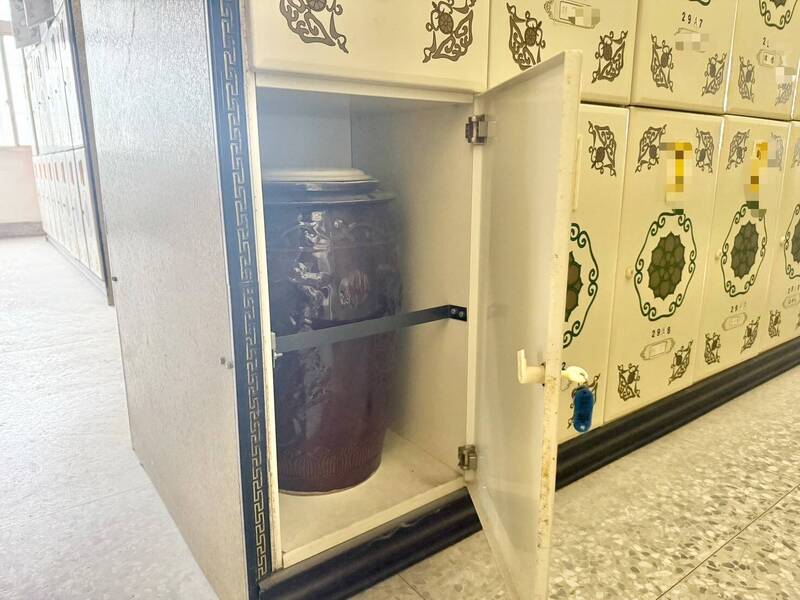 台东生命园区纳骨柜在昨晚强震中柜门外掀，骨灰罐无损。（记者黄明堂翻摄）