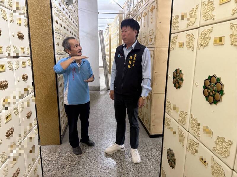 台东市长陈铭风今早视察生命园区地震灾情。（记者黄明堂翻摄）