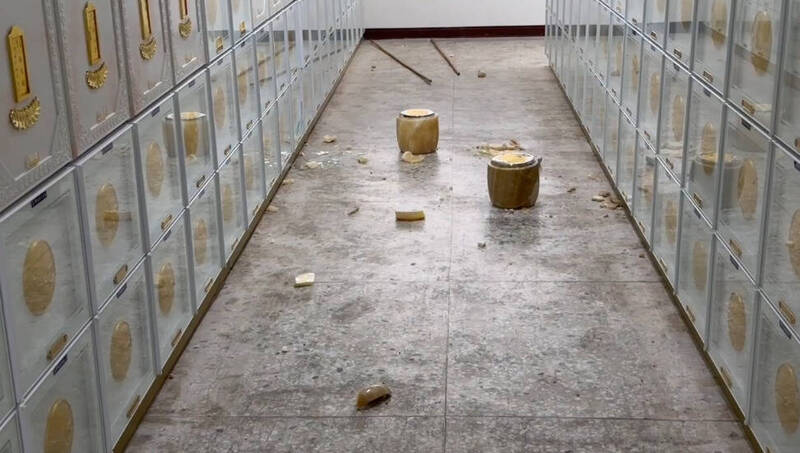 卑南乡纳骨塔骨灰罐在强震中掉落破碎。（记者黄明堂翻摄）