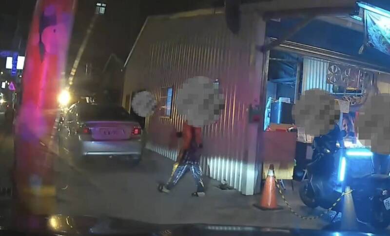 林姓男子酒醉闯店家喊「我要杀人」，持菜刀挥舞毁损汽机车秒被逮。（警方提供）