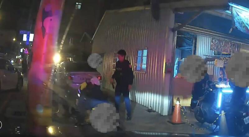 林姓男子酒醉闯店家喊「我要杀人」，持菜刀挥舞毁损汽机车秒被逮。（警方提供）