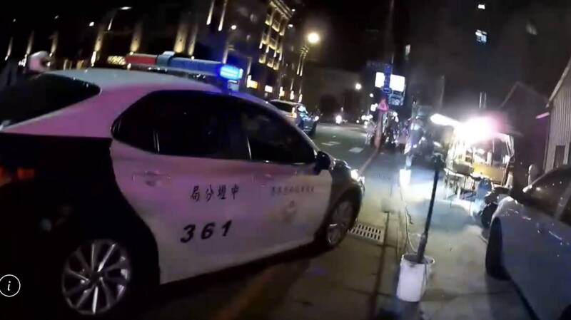 林姓男子酒醉闯店家喊「我要杀人」，持菜刀挥舞毁损汽机车秒被逮。（警方提供）