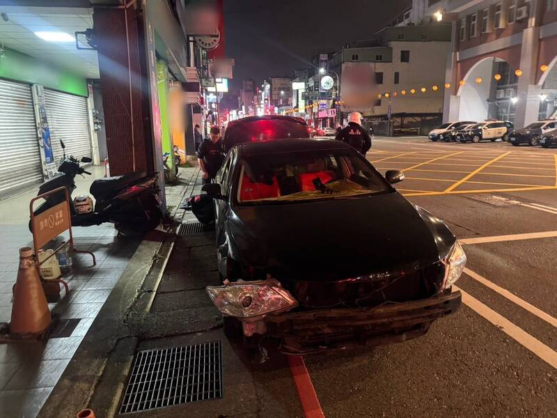 鄭姓男子拒檢撞警車再與民車發生車禍逃逸，優勢警網破窗逮人。（警方提供）