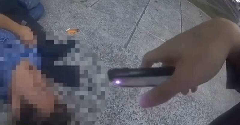 员警获报前往查看，但男子疑似不满被吵醒，情绪相当激动。（民众提供）