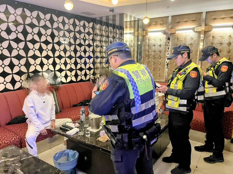 桃园警分局24日执行雷霆除暴勤务，针对辖内汽车旅馆、酒店、KTV等易滋生事端场所，进行强力临检威力扫荡。（记者郑淑婷翻摄）