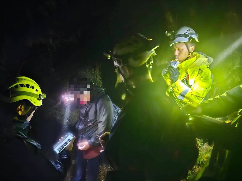 救难人员找到迷途的郭男。（警方提供）