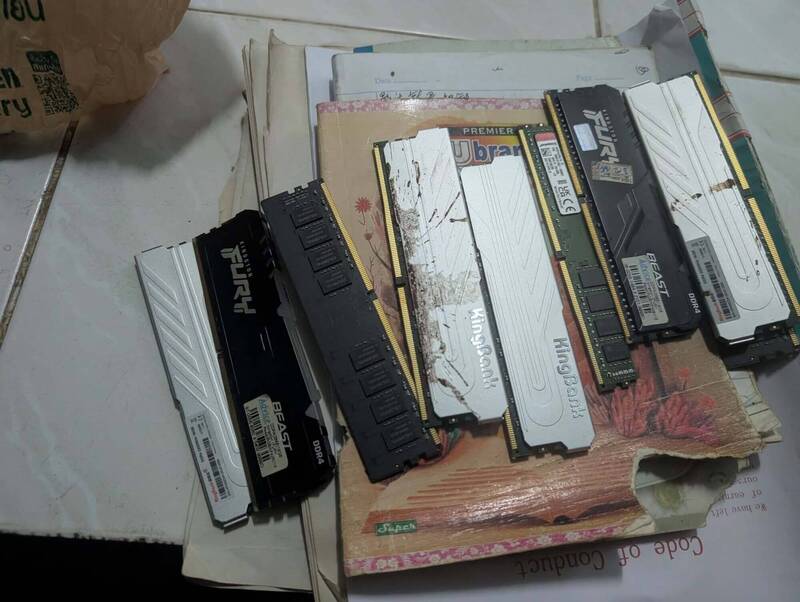 新北市议员林秉宥在缅甸电诈园区还看到DDR4记忆体。（图翻摄自「林秉宥」脸书）