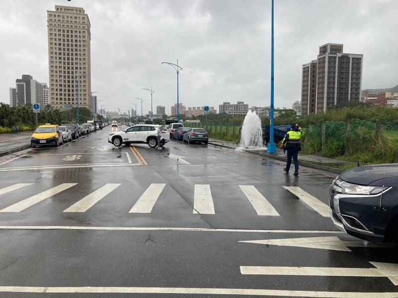 白色的多元计程车违规酿车祸。（记者徐圣伦翻摄）