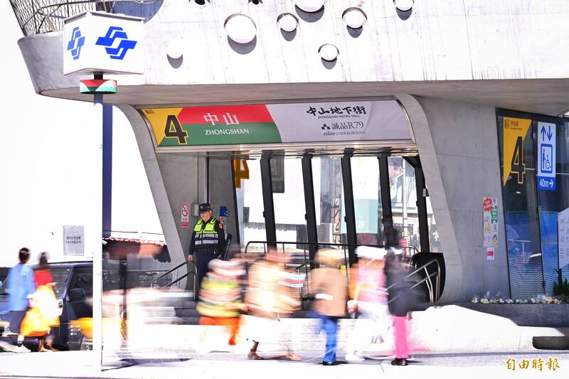 1219北市隨機攻擊事件案發後，捷運中山站及誠品南西店，警方加強戒備。（資料照）
