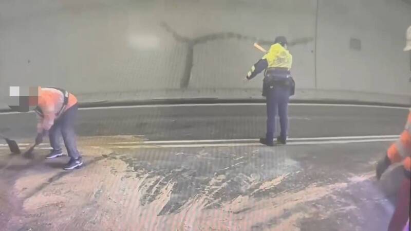 警方于车祸现场指挥交通。（记者徐圣伦翻摄）