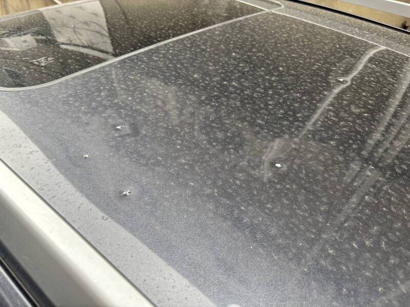 休旅车停路旁遭钢珠弹痛击，头份警方查缉中。（警方提供）