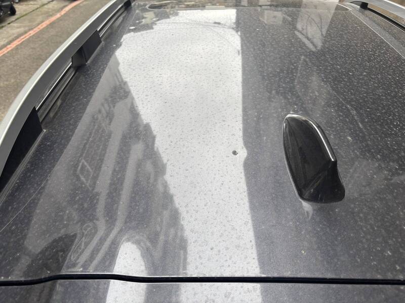 休旅车停路旁遭钢珠弹痛击，头份警方查缉中。（警方提供）