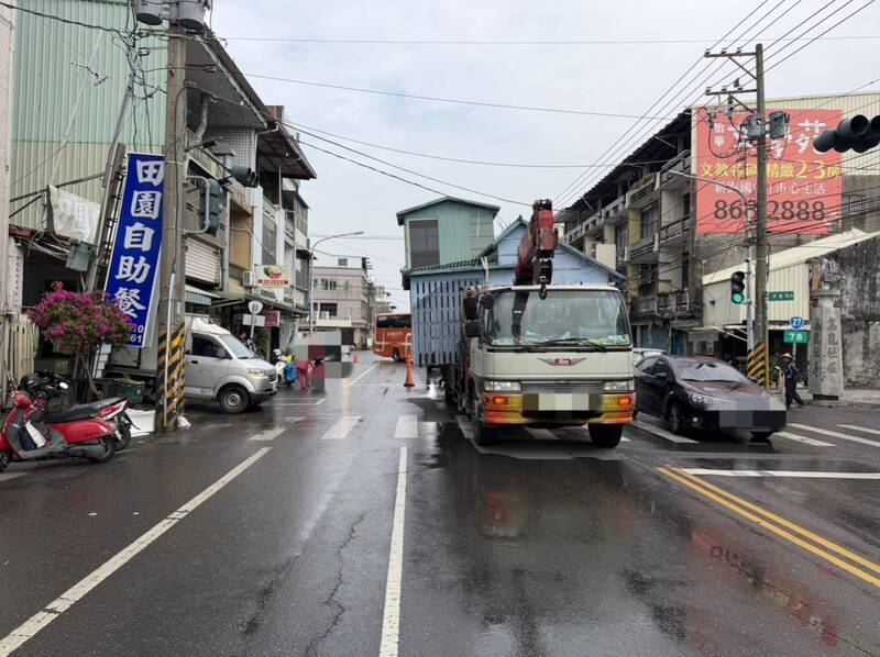 郭男载运鸽舍的货车卡到电线。(警方提供) 郭男载运鸽舍的货车卡到电线。(警方提供)
