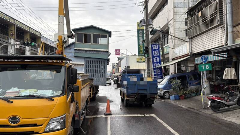 当地车流量高,台电公司赶紧过来排除。(警方提供) 当地车流量高,台电公司赶紧过来排除。(警方提供)