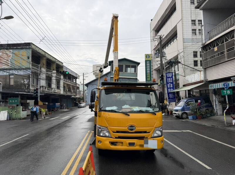 由于当地车流量高,台电公司赶紧过来排除。(警方提供) 由于当地车流量高,台电公司赶紧过来排除。(警方提供)
