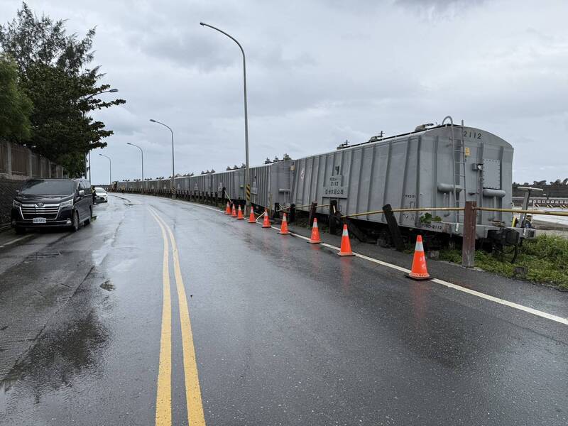 花莲港临港线铁路发生水泥货运列车出轨事故。（花莲港务警察总队提供）