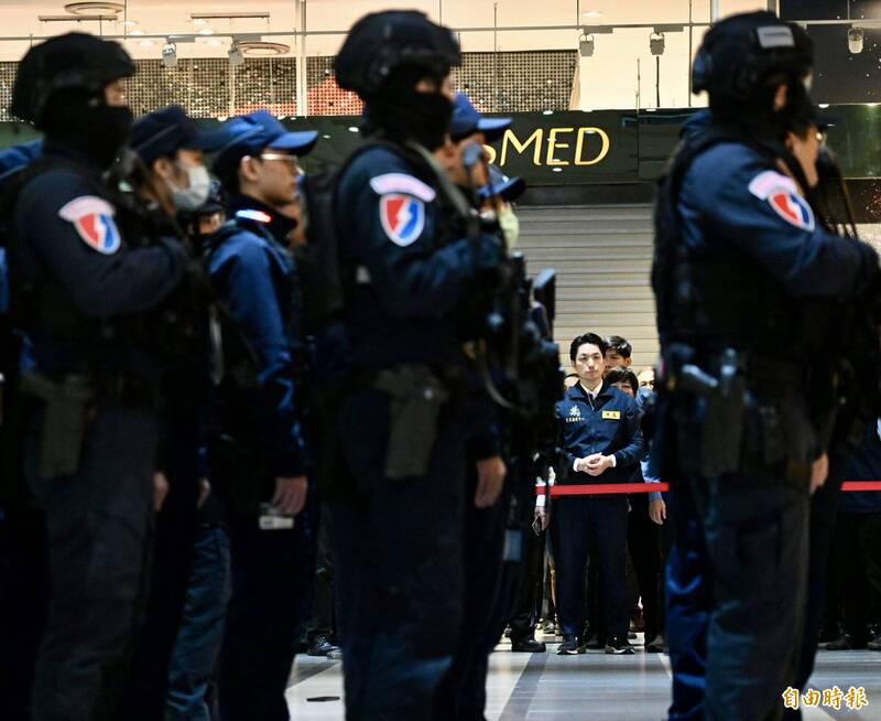 为强化防灾韧性,台北捷运市政府站及市府转运站26日进行危安演练,模拟歹徒丢掷汽油弹、无差别攻击的应变处置,并发送避难疏散告警细胞简讯,台北市长蒋万安到场观看演练。(记者罗沛德摄) 为强化防灾韧性,台北捷运市政府站及市府转运站26日进行危安演练,模拟歹徒丢掷汽油弹、无差别攻击的应变处置,并发送避难疏散告警细胞简讯,台北市长蒋万安到场观看演练。(记者罗沛德摄)