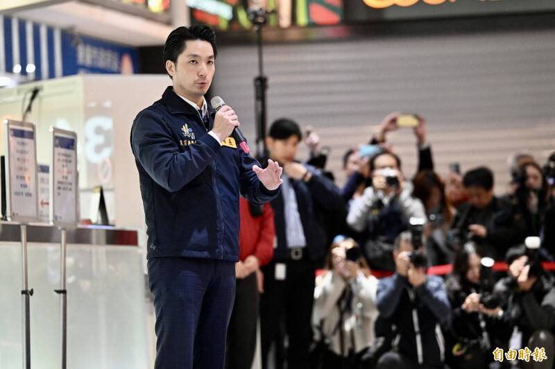 为强化防灾韧性,台北捷运市政府站及市府转运站26日进行危安演练,模拟歹徒丢掷汽油弹、无差别攻击的应变处置,并发送避难疏散告警细胞简讯,台北市长蒋万安到场观看演练。(记者罗沛德摄) 为强化防灾韧性,台北捷运市政府站及市府转运站26日进行危安演练,模拟歹徒丢掷汽油弹、无差别攻击的应变处置,并发送避难疏散告警细胞简讯,台北市长蒋万安到场观看演练。(记者罗沛德摄)