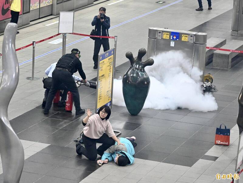 为强化防灾韧性,台北捷运市政府站及市府转运站26日进行危安演练,模拟歹徒丢掷汽油弹、无差别攻击的应变处置,并发送避难疏散告警细胞简讯。(记者罗沛德摄) 为强化防灾韧性,台北捷运市政府站及市府转运站26日进行危安演练,模拟歹徒丢掷汽油弹、无差别攻击的应变处置,并发送避难疏散告警细胞简讯。(记者罗沛德摄)
