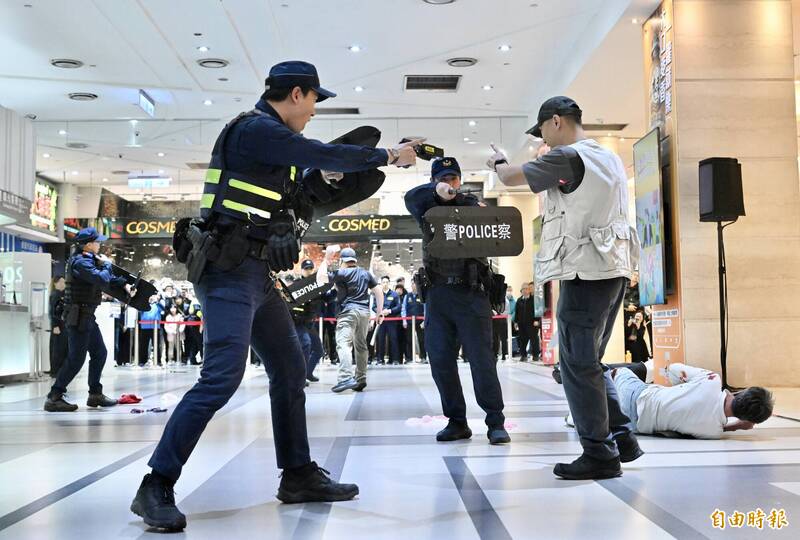台北捷运市政府站及市府转运站危安演练，模拟歹徒持刀无差别攻击的应变处置。（记者罗沛德摄）