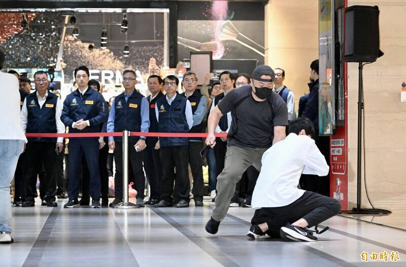 为强化防灾韧性,台北捷运市政府站及市府转运站26日进行危安演练,模拟歹徒丢掷汽油弹、无差别攻击的应变处置,并发送避难疏散告警细胞简讯,台北市长蒋万安到场观看演练。(记者罗沛德摄) 为强化防灾韧性,台北捷运市政府站及市府转运站26日进行危安演练,模拟歹徒丢掷汽油弹、无差别攻击的应变处置,并发送避难疏散告警细胞简讯,台北市长蒋万安到场观看演练。(记者罗沛德摄)