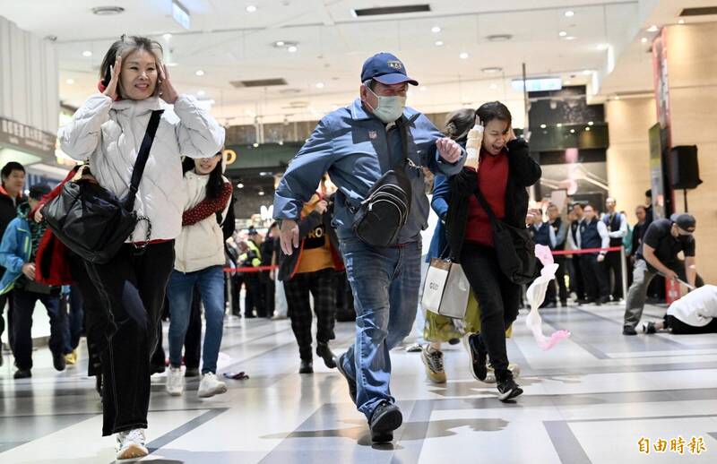 为强化防灾韧性,台北捷运市政府站及市府转运站26日进行危安演练,模拟歹徒丢掷汽油弹、无差别攻击的应变处置。(记者罗沛德摄) 为强化防灾韧性,台北捷运市政府站及市府转运站26日进行危安演练,模拟歹徒丢掷汽油弹、无差别攻击的应变处置。(记者罗沛德摄)