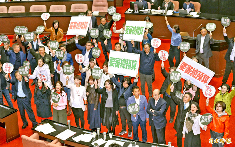 立法院昨院會，國民黨團、民眾黨團挾人數優勢啟動賴清德總統彈劾案，民進黨立委舉牌高喊「我要審預算，人民要預算」表達立場。（記者方賓照攝）
