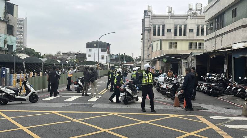 屏东火车站联合演练，警方面对暴力事件时围捕。（屏东警分局提供）