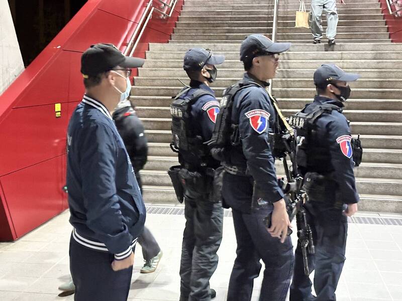 桃园市警察局捷运警察队与桃园大众捷运公司，在机场捷运A19桃园体育园区站举行「多重灾害模拟演练」。（捷警队提供）