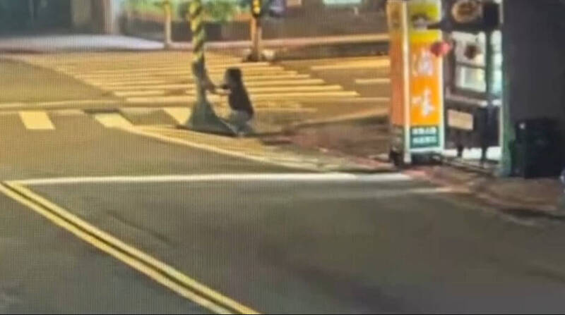 林姓男子近日数次利用深夜与清晨时段，在台北市文山区街头非法涂鸦。（记者郑景议翻摄）