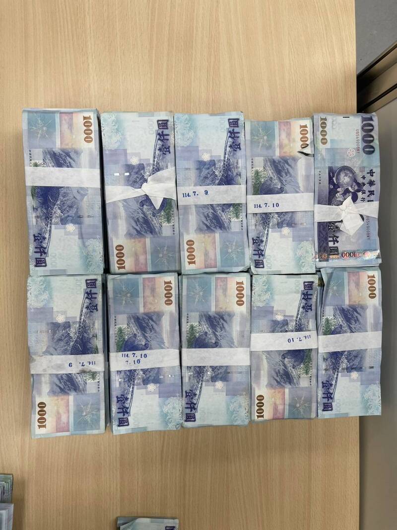 检警逮捕范男时，查获范男所有的无线电及赃款。（记者郑淑婷翻摄）