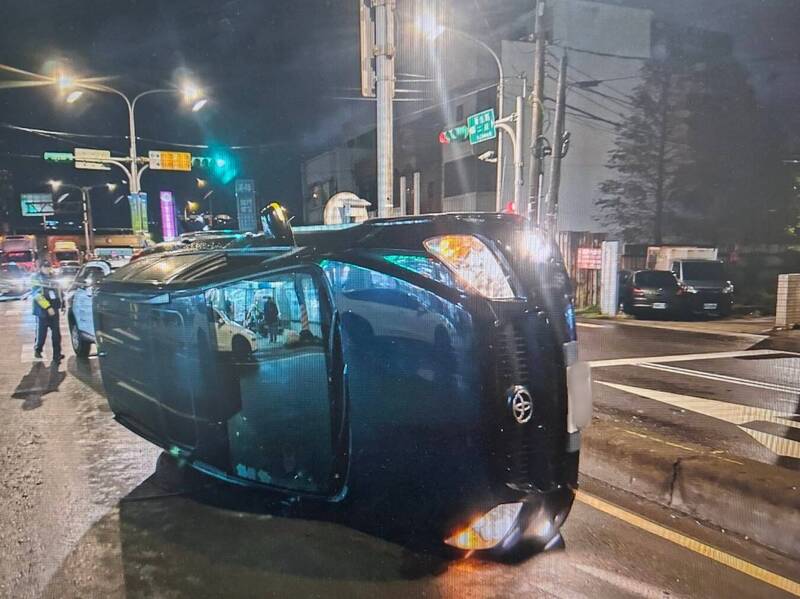 李姓男子酒后驾车自撞中央分隔岛后侧翻。（警方提供）