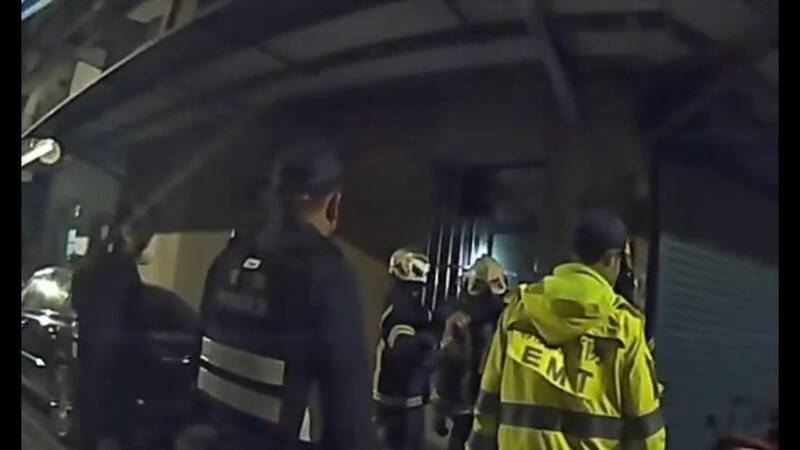 警消合力破窗将陈男救出送医。（记者郑淑婷翻摄）