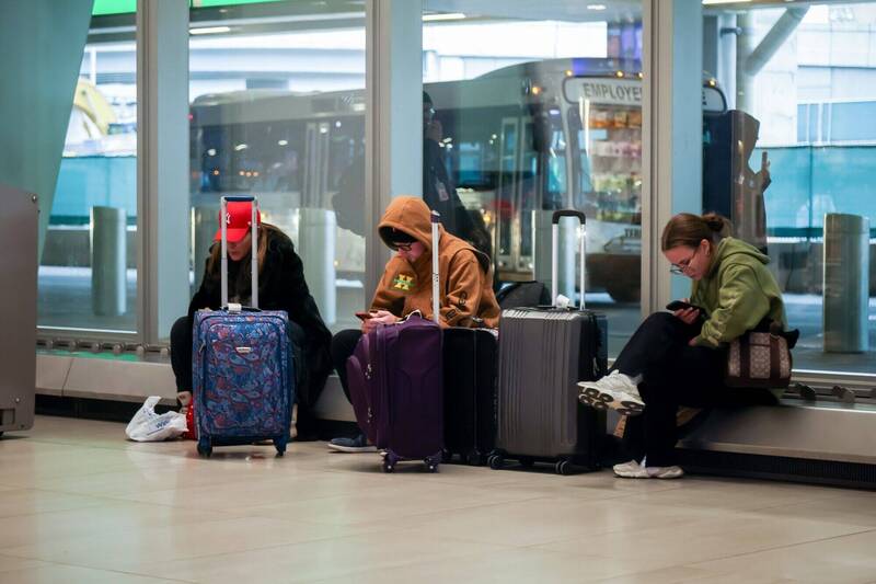 因航班变动，旅客受影响。（彭博社）