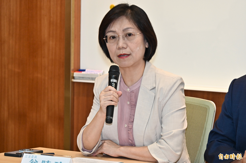 批翁曉玲見一堆官員還裝傻 張育萌：不想被監督就不要當立委