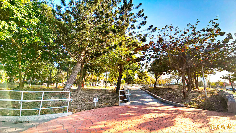 鹿港生態公園樹木經過大量移植，加上步道改善，提高公園的穿透性。（記者劉曉欣攝）