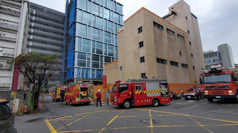 北捷忠孝復興站旁的變電站因電壓器異常爆火花。（記者何玉華翻攝）