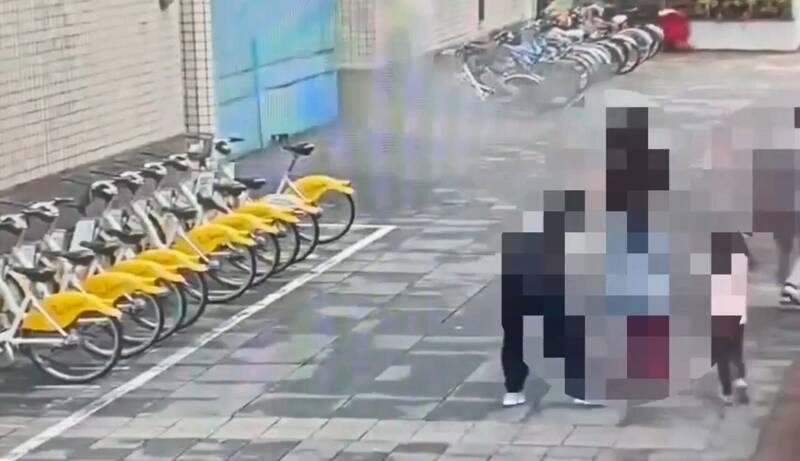 忠孝復興站變電站爆炸影像曝光 大門劇烈震動粉塵噴出險波及民眾