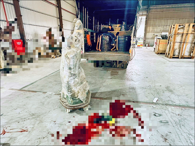 新北市五股區發生罕見工安意外，搬運水晶洞過程中不慎倒下壓死工人，現場留有清晰血跡。（記者徐聖倫翻攝）