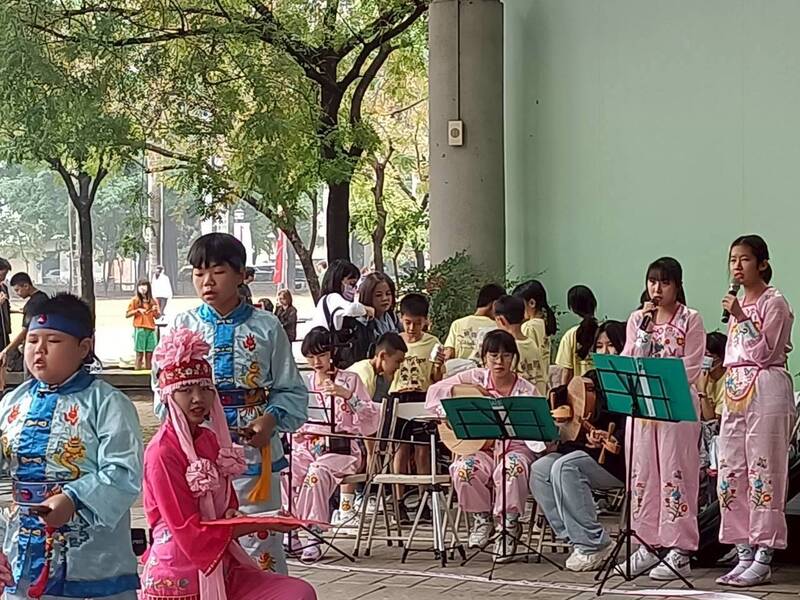 文賢社區兒少基地車鼓陣擁有前後場，相當完整。（林宣佑提供）