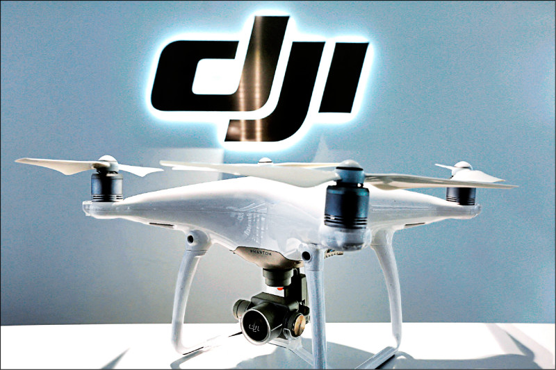 中英對照讀新聞》US bars imports of new models of DJI, all other foreign drones美國禁止新型大疆創新與其他所有外國無人機進口
