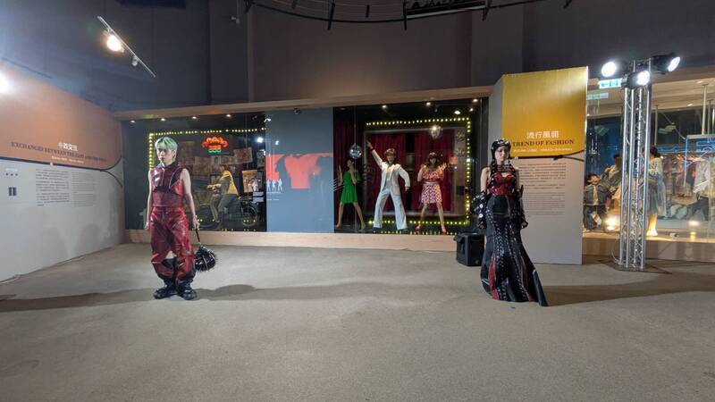 高雄科工館AI優化「時光衣櫥」展廳  不同年代櫥窗人物可互動